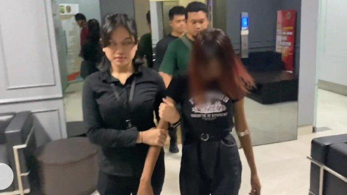 Remaja putri berinisial KS, tersangka pelaku pembunuhan terhadap ayahnya sendiri yang merupakan pedagang perabotan, digelandang aparat kepolisian.