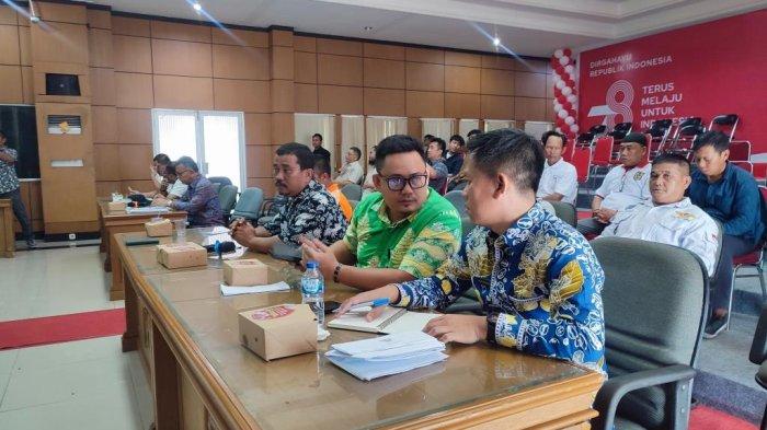 Suasana rapat koordinasi penyelesaian permasalahan PT Foresta Lestari Dwikarya dengan masyarakat Kecamatan Membalong di Ruang Rapat Pemkab Belitung, Jumat (1/9/2023).