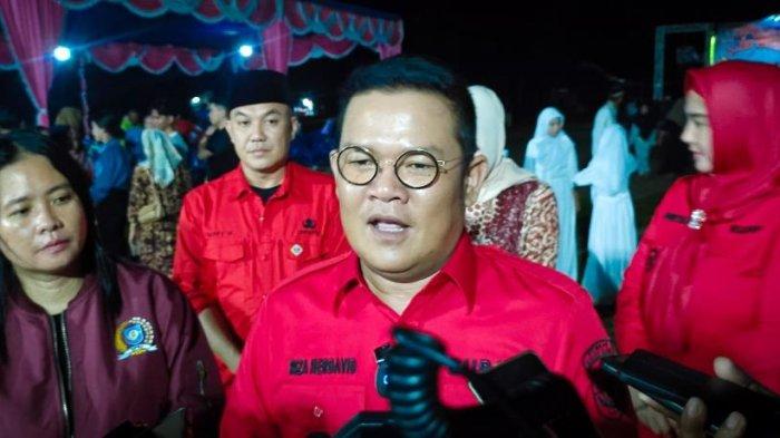 Bupati Bangka Selatan, Riza Herdavid setelah melakukan audiensi dengan masyarakat Desa Jelutung II, Selasa (9/1/2024) malam. Dalam kegiatan tersebut dana sebesar Rp922 juta siap digelontorkan tahun ini.