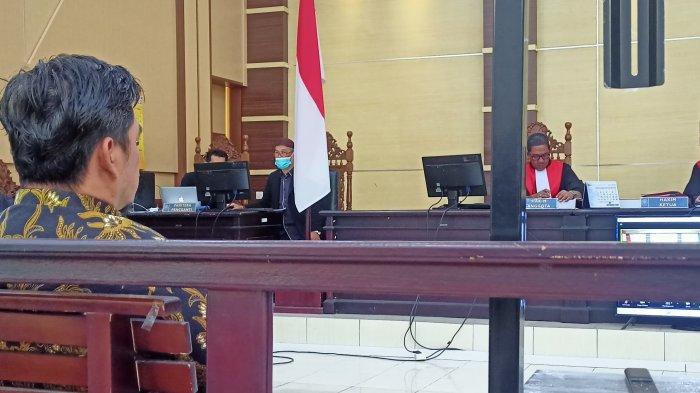 Wakil Bupati Bangka Barat Bong Ming Ming (tampak belakang) saat bersaksi di persidangan kasus lahan transmigrasi Kecamatan Jebus, Selasa (19/9/2023).