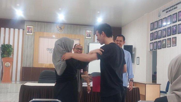 Korban Fatimah Azzahra dan tersangka Sony Mandala, saling berpelukan usai penyerahan Surat Pemberhentian Penuntutan (SKP2), melalui mekanisme penghentian penuntutan berdasarkan keadilan restoratif/ restorative justice (RJ). Penyerahan surat SKP2 dilakukan oleh Kasi Pidana Umum Kejari Bangka Barat, Jan Maswan Sinurat, di kantor Kejaksaan Bangka Barat, pada Kamis (19/10/2023) sore.