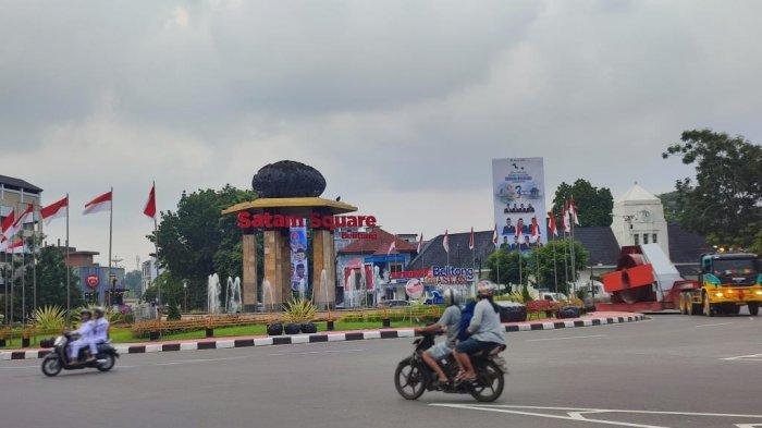 Papan reklame yang terlihat dari area bundaran satam, Tanjungpandan, Belitung.