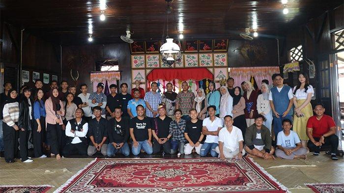 Jajaran Diskominfo Belitung berfoto bersama konten kreator lokal di sela kegiatan diskusi inspiratif di Rumah Adat Belitung, Sabtu (8/6/2024).