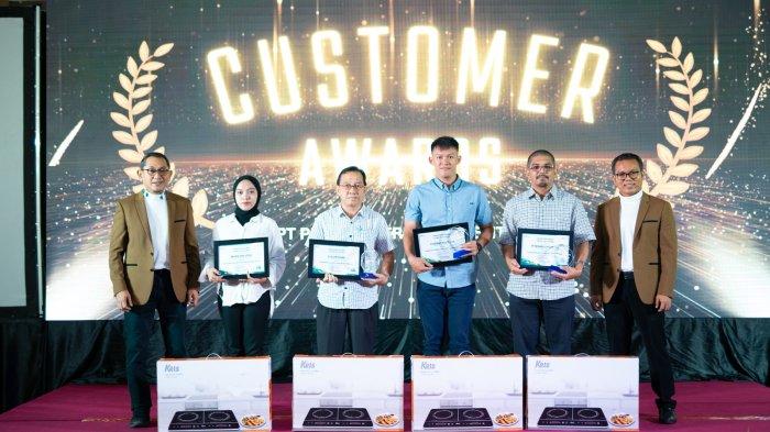 GM PLN UIW Babel, Mohammad Munie Budiman (paling kiri) dan Managaer UP3 Belitung, I Made Agus Dwi Putra (paling kanan) saat memberikan penghargaan kepada pelanggan dalam acara Customer Gathering  di BW Suite Tanjung Pandan, Belitung