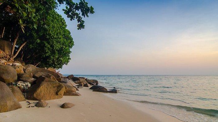 Keindahan Pantai Bukit Berahu, wisata Belitung