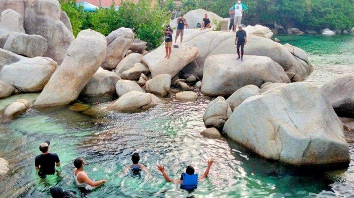 Wisatawan berlibur di Pulau Lengkuas, Kabupaten Belitung, beberapa waktu lalu.