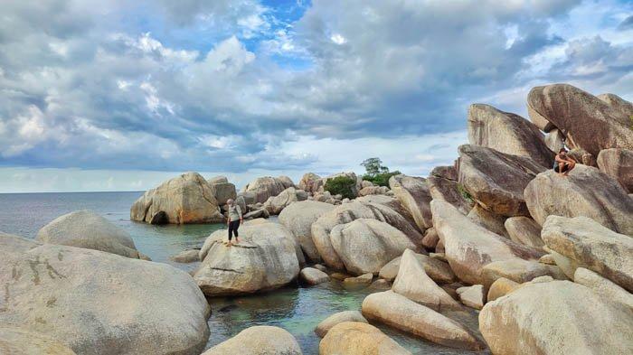 Wisatawan saat berada di antara bebatuan granit raksasa di Pulau Lengkuas.
