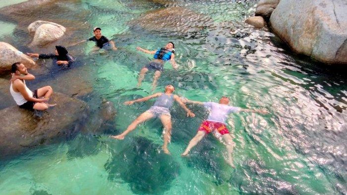 Wisatawan berlibur di Pulau Lengkuas, Kecamatan Sijuk, Kabupaten Belitung beberapa waktu lalu. Tradisi budaya dan sport tourism akan memeriahkan kalender event wisata Belitung 2023. 