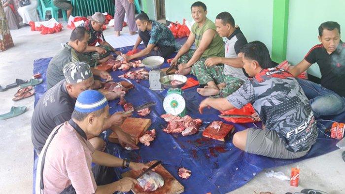 Kegiatan pemotongan hewan kurban di Kodim 0414 Belitung, Kamis (29/6/2023).