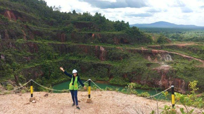 The visitor taking pictures at Open Pit Nam Salu.