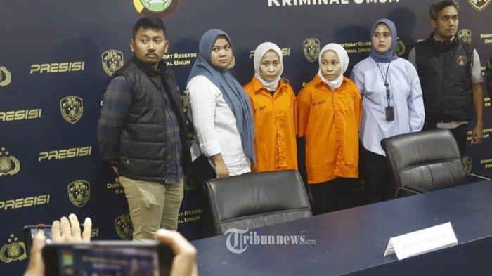 Tersangka kasus penipuan pembelian Iphone Rihana (kedua kiri) dan Rihani (kedua kanan) dihadirkan saat rilis kasus di gedung Ditreskrimum Polda Metro Jaya, Jakarta, Selasa (4/7/2023).
