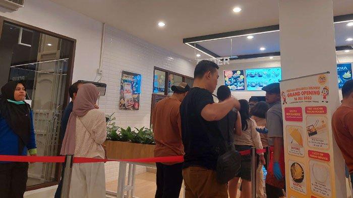 Para warga saat antre di gerai HokBen Pangkalpinang, Minggu (16/7/2023) malam.