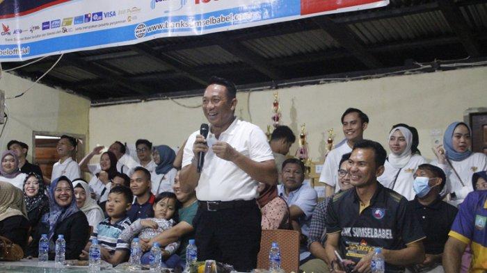 Bupati Belitung Timur, Burhanudin, saat menyaksikan pertandingan bola voli Open Turnamen Voli Bupati dan Wakil Beltim 2023 di Lapangan Voli Desa Simpang Pesak, Sabtu (15/7/23) malam.