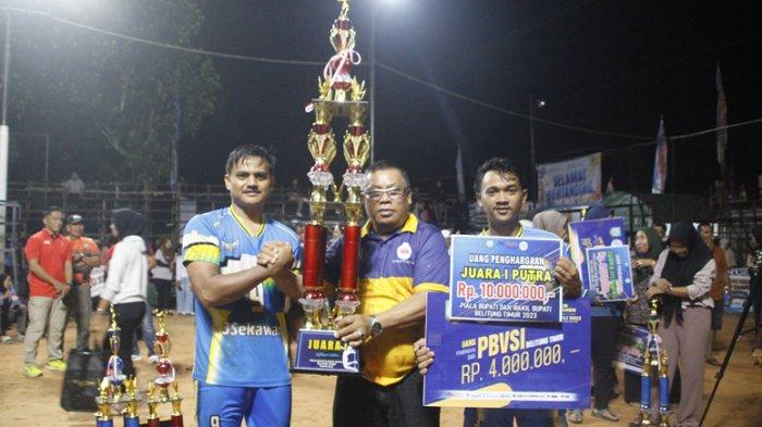 Wakil Bupati Belitung Timur, Khairil Anwar menyerahkan hadiah untuk tim pemenang Open Turnamen Voli Bupati dan Wakil Beltim 2023 di Lapangan Voli Desa Simpang Pesak, Sabtu (15/7/23) malam.