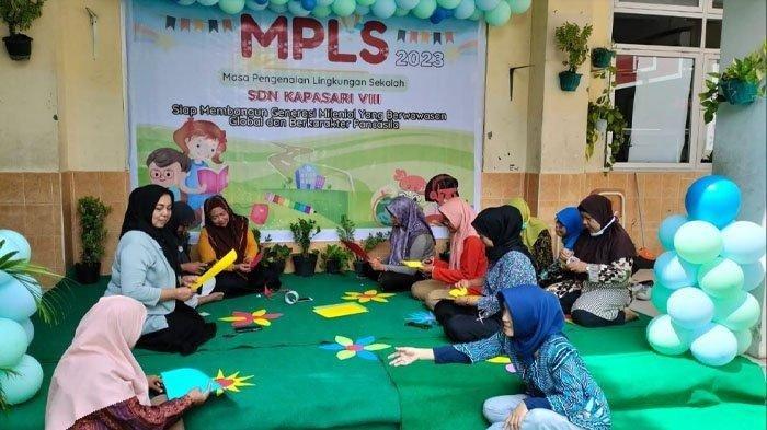 SDN Kapasari 8 Kecamatan Genteng, Surabaya, mendesain sekolahnya dengan nuansa menyenangkan saat Masa Pengenalan Lingkungan Sekolah (MPLS) yang dimulai Senin (17/7/2023).
