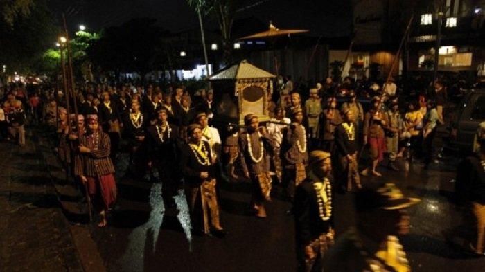 KIRAB PUSAKA. Sejumlah keluarga dan abdi dalem Pura Mangkunegaran melakukan kirab pusaka mengelilingi benteng di Kota Solo, Jawa Tengah, Senin (06/12/2010). Kirab tersebut diadakan untuk memperingati malam 1 Suro tahun baru penanggalan jawa atau 1 Muharam 1432 Hijriah. - Berikut ini sejarah malam 1 suro.