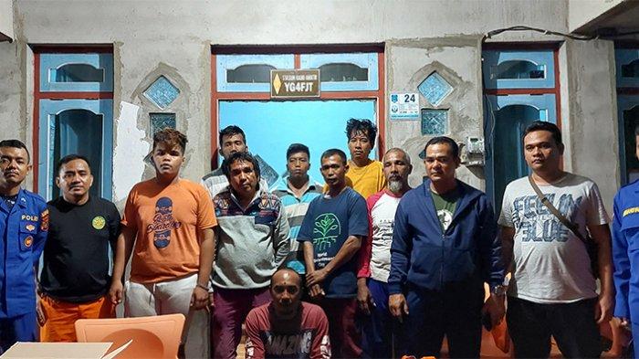 Awak kapal KLM Berkah Pandawa Setia berfoto bersama usai dievakuasi ke rumah warga di Kelurahan Tanjung Ketapang, Kecamatan Toboali, Kabupaten Bangka Selatan, Selasa (19/7/2023) malam.