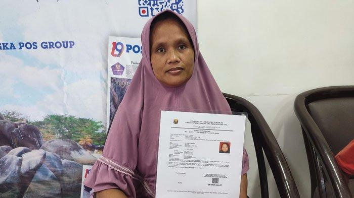 Enih saat menunjukkan identitas putri sulungnya Novita yang hilang kontak kepada Pos Belitung, Selasa (25/7/2023).