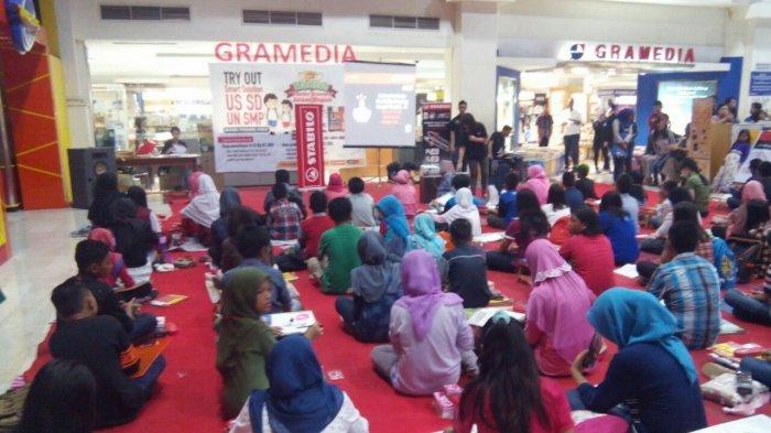 Ilustrasi: Membantu para pelajar SD dan SMP yang akan menghadapi US dan UN, Gramedia Banjarmasin menggelar try out (latihan ujian) di Gramedia Duta Mall, Minggu (18/12/2016).