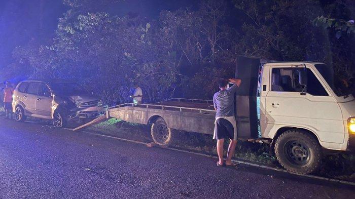 Mobil yang terlibat kecelakaan di Pancur, Manggar, Belitung Timur, pada Rabu (26/7/2023) malam dipindahkan.