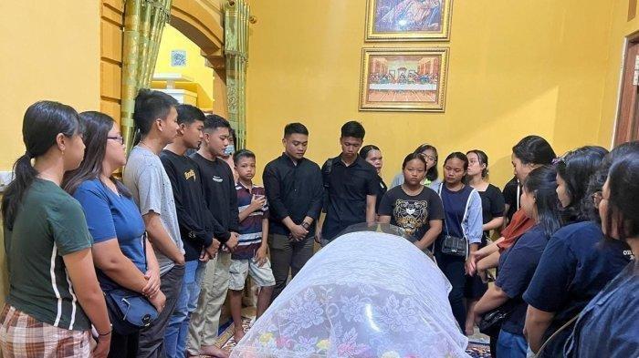 Sanak keluarga menyambut jenazah Bribda Ignatius Dwi Frisco Sirage di rumah duka, di Kabupaten Melawi, Kalimantan Barat (Kalbar).