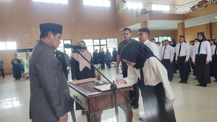 Proses pelantikan PPPK yang berlangsung di Gedung Serbaguna Pemkab Belitung, Jumat (28/7/2023).