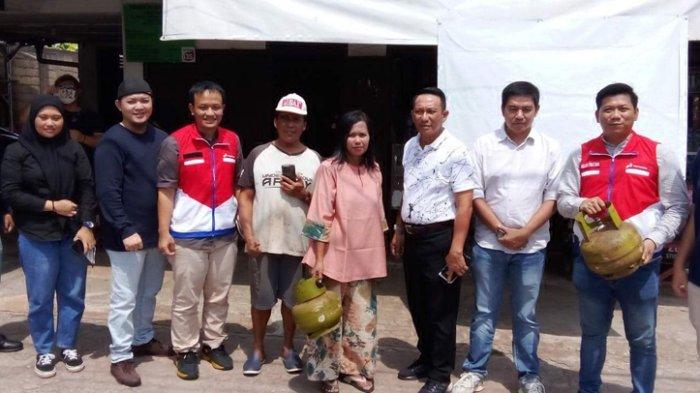 Sales Area Manager Pertamina Bangka Belitung, Adeka Sangtraga Hitapriya (rompi merah, kiri) saat mendampingi Bupati Beltim Burhanudin sidak di sebuah pangkalan gas di Manggar, Jumat (28/7/2023).