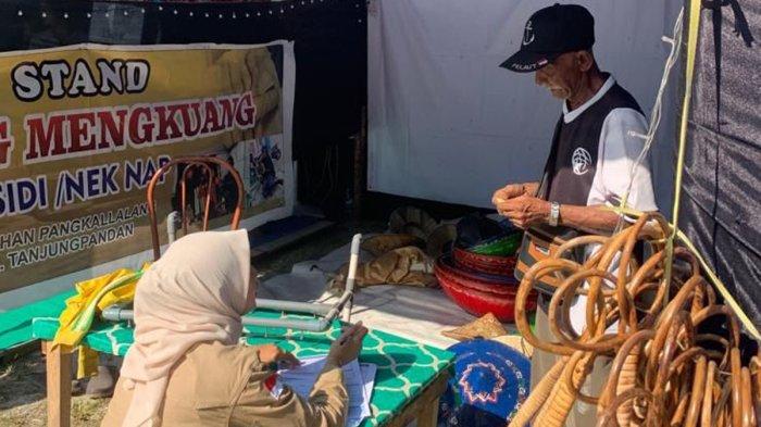 Pengrajin UMKM memamerkan barang dagangannya di event Belitung Beach Festival yang berlangsung di Pantai Tanjungpendam, Belitung pada 1-4 Juni 2023. Bank Sumsel Babel Cabang Tanjungpandan, menyedikan layanan pembayaran non tunai QRIS untuk mempermudah pembeli bertransaksi.