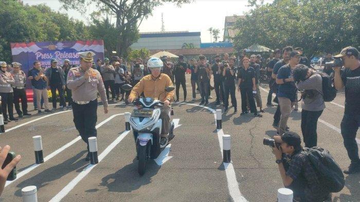 Uji coba jalur ujian praktik pembuatan Surat Izin Mengemudi (SIM) yang baru di Satpas Daan Mogot, Jakarta Barat, Jumat (4/8/2023).