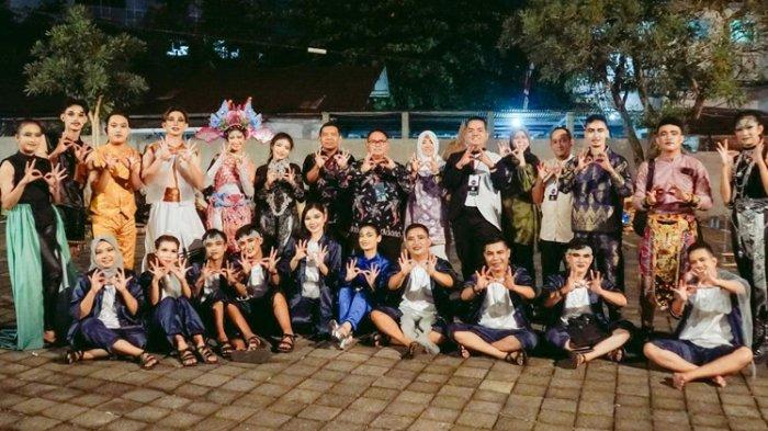 Tim dari Belitung Timur yang tampil di Wonderful Archipelago Carnival Indonesia (WACI) ajang Jember Fashion Carnival  (JFC) yang diselenggarakan di Jember, Jawa Timur, Jumat (4/8/2023), berfoto bersama.