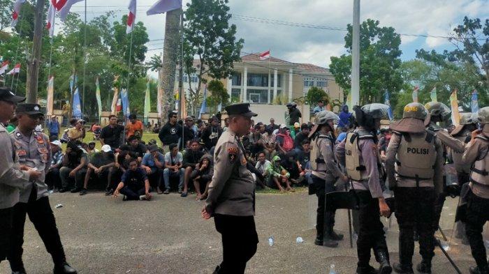 Massa pendemo duduk di halaman kantor Bupati Belitung sambil menunggu kehadiran Bupati Belitung, Sahani Saleh, Kamis (10/8/2023)