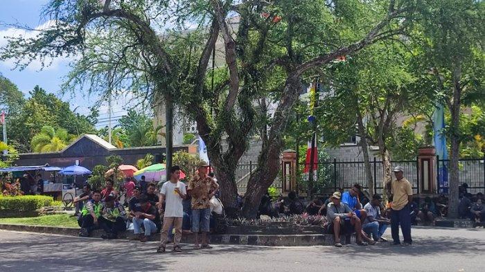 Massa pendemo menunggu kehadiran Bupati Belitung Sahani Saleh dengan duduk-duduk di sekitar kantor Bupati Belitung, Kamis (10/8/2023).