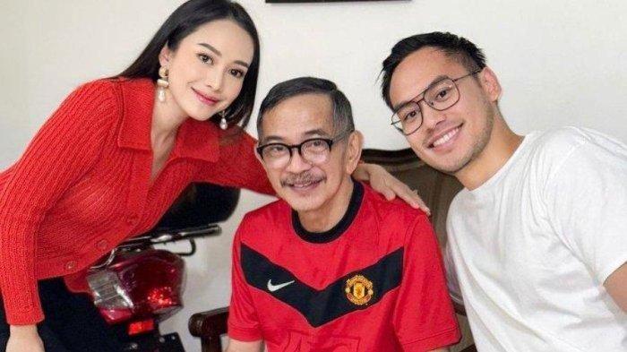 Penampilan aktor Ray Sahetapy baru-baru ini diketahui tengah sakit, tubuhnya pun begitu mengurus dan nyaris tak dikenali.