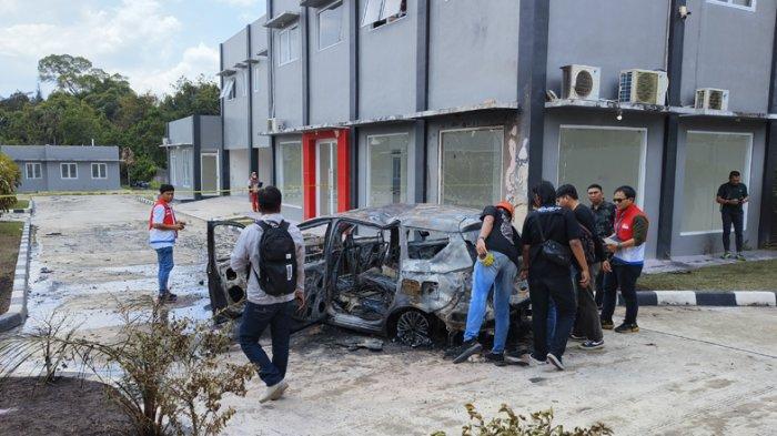 Jajaran Pertamina Patra Niaga meninjau lokasi kebakaran mobil di SPBU Perawas, Kecamatan Tanjungpandan, Kabupaten Belitung, pada Selasa (15/8/2023).