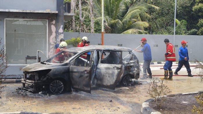 Petugas damkar BPBD Belitung memadamkan api yang membakar mobil di SPBU Perawas. Desa Perawas, Kecamatan Tanjungpandan, Kabupaten Belitung, pada Selasa (15/8/2023).