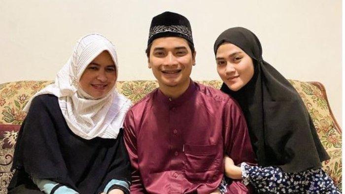 Umi Yuni (kiri), Alvin Faiz, dan Henny Rahmam (kanan) - Ibunda Alvin Faiz dikabarkan telah menikah lagi, keluarga sebut tidak ada kaitannya dengan polemik Az-Zikra.