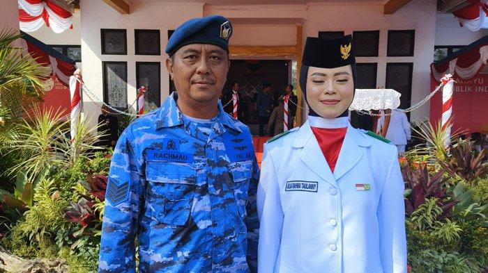 Julia Rahma Taulanny paskibraka yang bertugas membawa baki bendera berfoto bersama pelatih.
