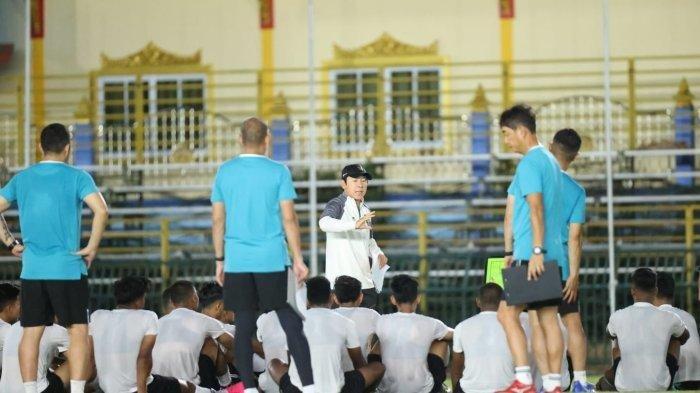 Tiba di Thailand, Shin Tae-yong langsung genjot latihan penggawa Timnas indonesia, jelang laga perdana melawan Malaysia.