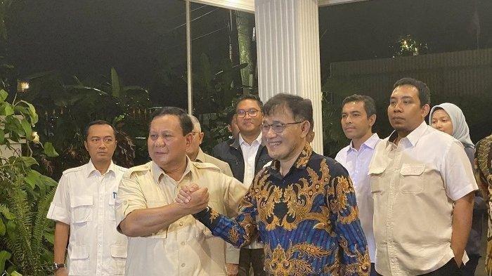 Politikus PDIP Budiman Sudjatmiko melakukan salam komando dengan bakal Capres Prabowo Subianto setelah rampung melakukan pertemuan di Jalan Kertanegara IV, Kebayoran, Jakarta Selatan, Selasa (18/7/2023) malam.