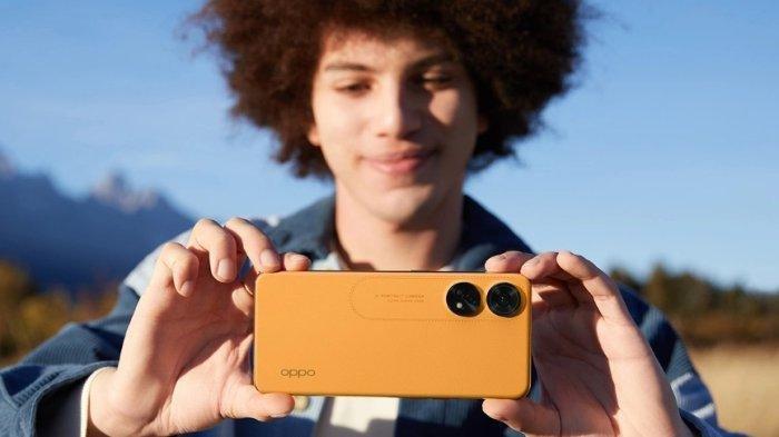 Penampakan Oppo Reno 8 T dipamerkan oleh model. Berikut spesifikasi lengkap serta harga HP Oppo Reno 8 T bulan Agustus 2023. (oppo.com)