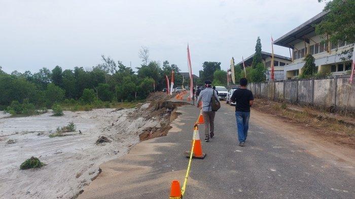 Jalan samping kantor Balai Latihan Kerja (BLK) Disnaker Provinsi Bangka Belitung terlihat amblas sebagian, Rabu (23/8/2023). Kondisi ini membuat para pejalan kaki dan pengendara motor dan mobil berhati-hati melewati jalan itu. Selain jalan amblas separuh, pada aspal jalan juga terlihat banyak retakan yang membelah bagian pinggir jalan.
