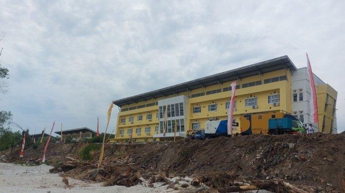Ruas jalan beraspal berada di Padang Baru, Kecamatan Pangkalanbaru, Kabupaten Bangka Tengah, tepatnya dekat kantor Balai Latihan Kerja Industri (BLKI) Dinas Tenaga Kerja Pemprov Bangka Belitung, terlihat amblas, pada Rabu (23/8/2023) siang.