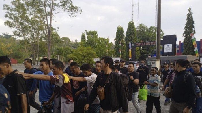 Rombongan Martoni Cs sedang menaiki kapal Express Bahari 3E di dermaga Pelabuhan Tanjungpandan pada Jumat (25/8/2023).