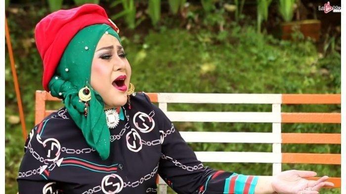 Elvy Sukaesih saat menyanyikan Pecah Seribu.
