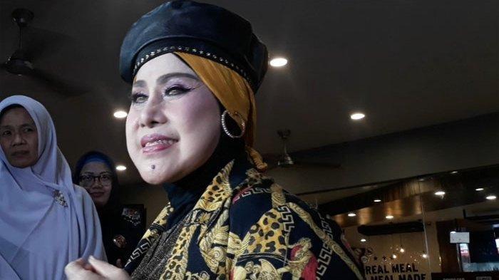 Elvy Sukeasih ditemui di kawasan Duren Sawit, Jakarta Timur.