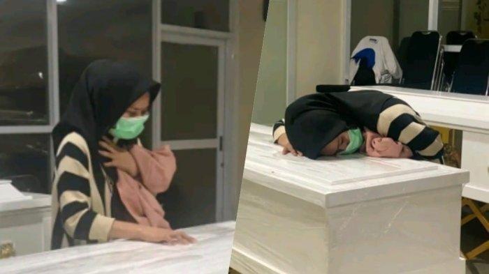 Yuni Mauliza menangis di peti mati Imam Masykur. Yuni yang terlihat terkulai lemas sambil meletakkan pipinya di atas peti jenazah Masykur yang tewas dianiaya oknum Paspampres.
