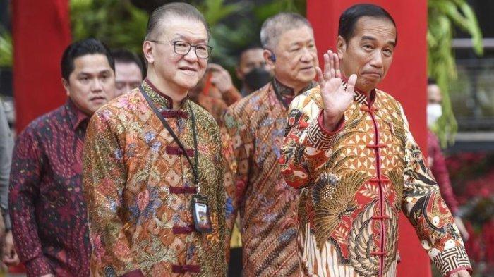 Presiden Joko Widodo (kanan) didampingi Ketua Pelaksana Perayaan Imlek Nasional 2023 Franky Oesman Widjaja (kedua kiri), Wakil Ketua Yayasan Buddha Tzu Chi Indonesia Sugianto Kusuma (kedua kanan), dan Menteri BUMN Erick Thohir (kiri) menghadiri Perayaan Imlek Nasional 2023 di Lapangan Banteng, Jakarta, Minggu (29/1/2023). Perayaan Imlek Nasional 2023 mengusung tema ''Bersyukur, Bangkit, dan Maju Bersama''.