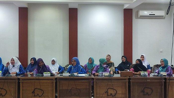 Guru PAUD yang tergabung dalam HIMPAUDI Belitung rapat dengar pendapat di DPRD Belitung, Senin (4/9/2023).