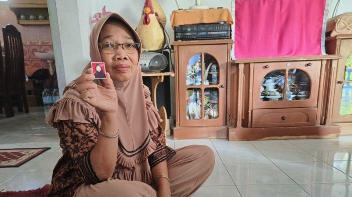 Asniliati menunjukkan foto putrinya Sheila Maulidya yang hilang kontak semenjak pertengahan Agustus 2023 pada Kamis (7/9/2023).