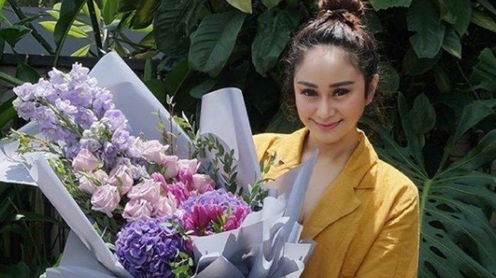 Denise Chariesta. Berikut profil sang selebgram yang dikenal karena kontroversinya.